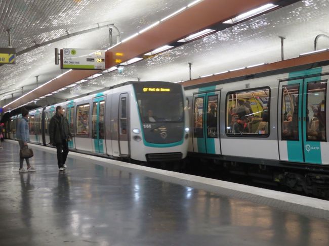 ＃地下鉄の電車<br />＃自分でハンドルを回したり、ボタンを押さないとドアが開かない電車もある。<br />　要注意！