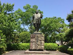 最初は駿府城公園に向かいます。

ここには駿府国を治めた徳川家康の銅像があります。