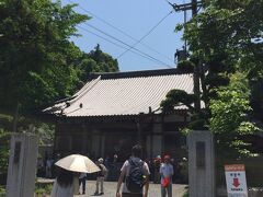 駿府城公園を出て、北街道をずっと進むと龍雲寺があります。

奥の方に行列がありますが、これは御朱印をもらうための行列です。