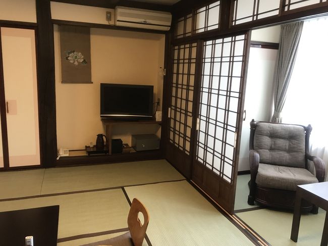 お部屋です。窓からの眺めは池と山の風景です。