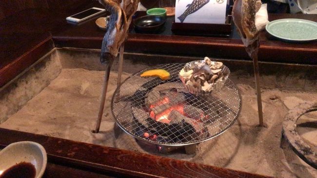 囲炉裏端でお野菜やお肉を焼きます。