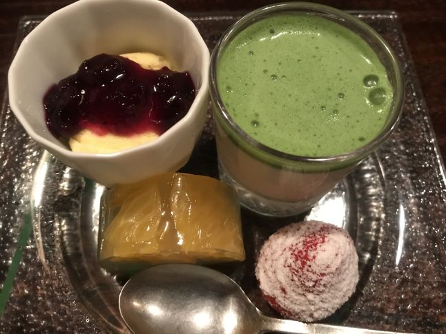 デザートのアイスにかかっているのも手作りのブルーベリーソース。<br />ピスタチオのプリンに抹茶ソース。<br />はっさくのりんご寒天よせといちごです。