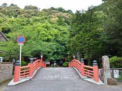 和歌山県 新宮にある　神倉神社は、熊野大神が熊野三山として祀られる以前に一番最初に降臨された聖地です
この橋から先は 神様の領域なので