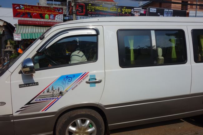 チャーターした車がやっとこ撮れました。<br />今回、チャーターと言っても、ガイドさんに直接依頼をしたんです。 <br />そのガイドさんがドライバーを用意するらしいのですが、こちらのドライバーさん、とにかく気の遣いがすごいんです！！ <br />いつもなら、車に乗る前に写真を撮るちょっとした時間があるのですが、私が到着した時には、もちろん、横付け、ドアも開いてて、写真よりも乗る態勢になってました。 <br />今回のリクエストをした、ガイドさんはもちろん、ドライバーさんにも感謝です♪