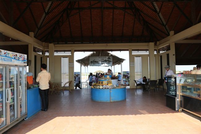 そもそもの旅行ツアーのお迎えは夕方で、ちょっと暇だったので、軽く観光は遺跡ではなく「トンレサップ湖」をリクエストしました。 