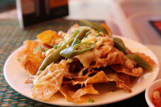 と、ハッピーアワー価格で、お得なナチョスをオーダーです♪<br />何だかんだ言っても？お得な飲める時間はどこの国へ行ってもスキ～