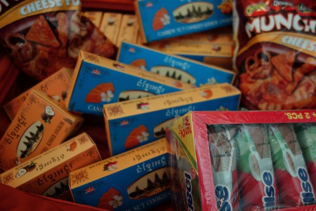 ホテルに戻り、シャワー浴びて、荷造しました。今回、買ったのはこちらー。 <br />買い物習慣はないので、お土産です。が、大好物ムンチーズは自分へのご褒美☆<br />てか、ハワイよりラスベガスより、カンボジアの方が安いって、どういうこと？？