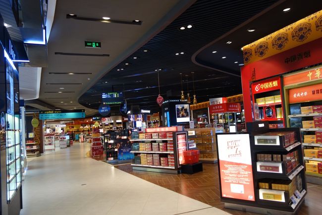 こういったお買い物通りって、そう言えば、最近、全く見なくなりました。<br />搭乗ゲートまではあっという間だし、まだまだ時間ありますよ。 