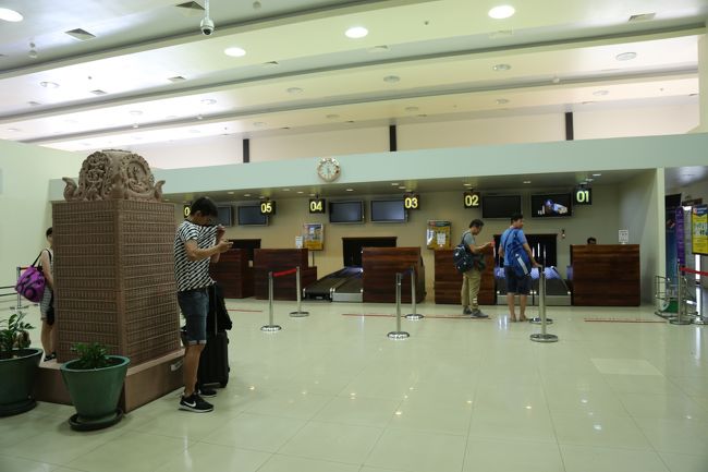 寂しい空港で、人は少ないので、あっという間に手続きは終了。 