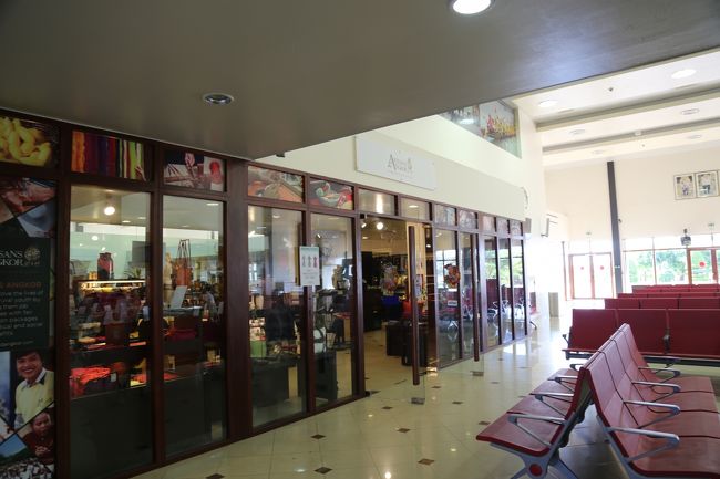 で、寂しい空港の待合ゲートにはお土産屋さんもありました。 <br />暇なので、ちょっと見るけど、もちろん！高いので、買いませんけどー