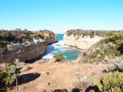 ロックアード・ゴージ（Loch Ard Gorge）
1878年にこの地で難破したイギリスの帆船ロックアード号から名付けられたそうです。
浸食作用によって入り組んだ海岸線、複雑な海流は、天気が荒れると大変でしょう。
この日は雲一つ無い晴天のもと、ただひたすら美しい入り江です。