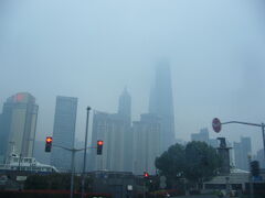 上海市内の様子。雨で高いビルがくすんで見える。

移動中の観光バスの中から見た上海市内です。