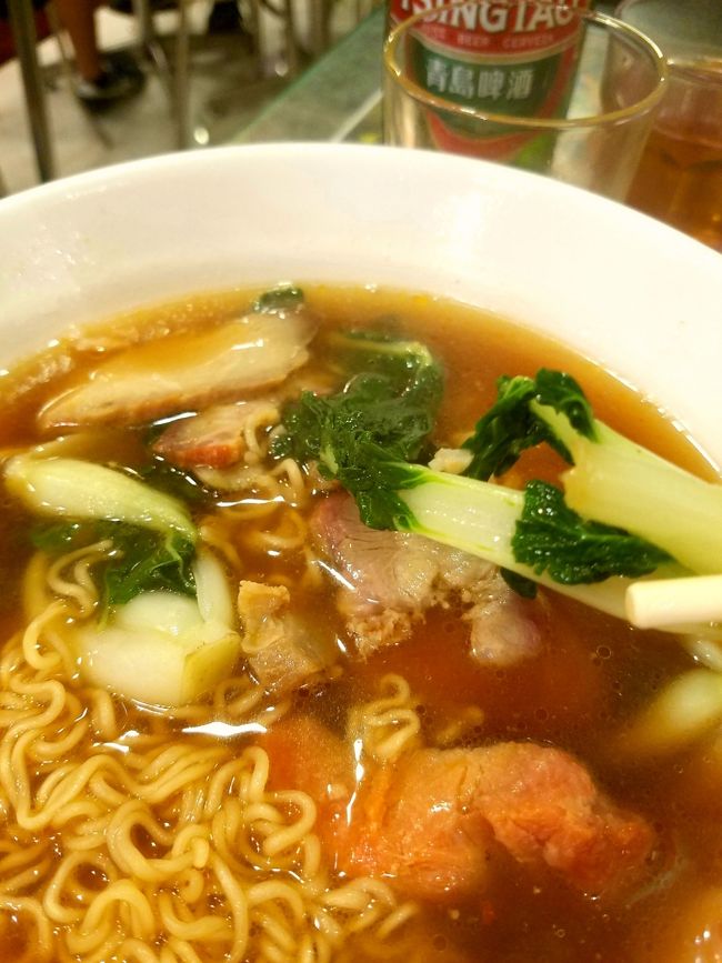 ただし      この      出前一丁 〜！  スープ は    きちんと   とって おる     香港  中華  スープで  ありますし？       さらに    具材の   青菜  や   チャーシュー は    本物の  香港  具材  で  ありますから？     ポイントが   非常に  高く    ございます。     しかも     とっても    柔らかく〜！