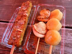 かみゆうべつチューリップ公園に着いて最初にしたことは、
名物のホタテを食べること。

高速道路を飛ばして約３時間。
１度も休むことができずに愛車を走らせたので、公園に着いた頃にはお腹がグーグー。

広ーい駐車場は、車で埋め尽くされていたけど、
出入りが多いので、難なく駐車できました。