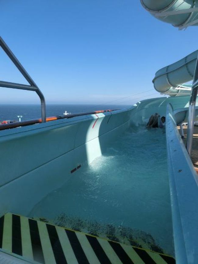 滑り落ちてきたところを撮った写真ですが、ご覧のとおり、出口まで滑ってこられていません。