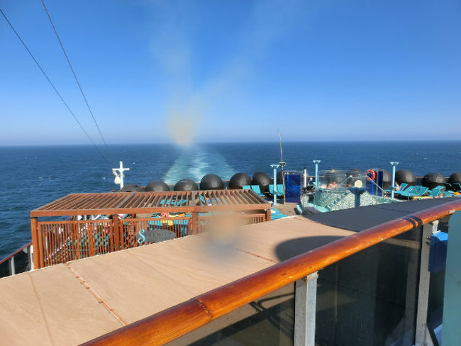 船尾にある大人専用の空間「セレニティ」。子連れには縁遠い世界ですが、大人にはそれがよいのか、いつも混んでいました。