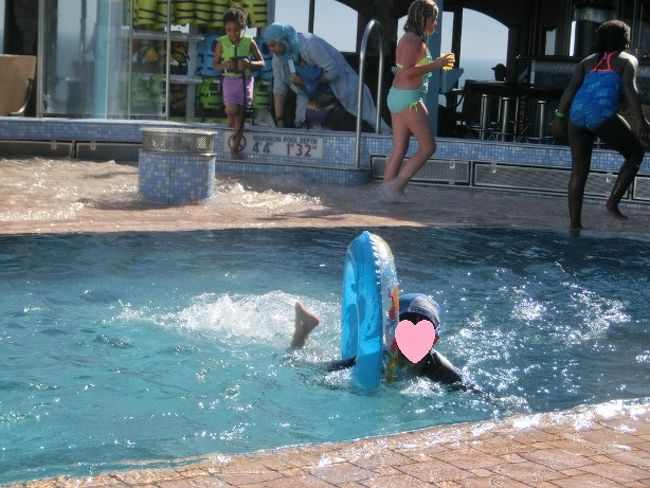 浮輪などの持ち込みは問題なかったです。泳げない子供のためのライフジャケットはプールサイドに備えてありました。