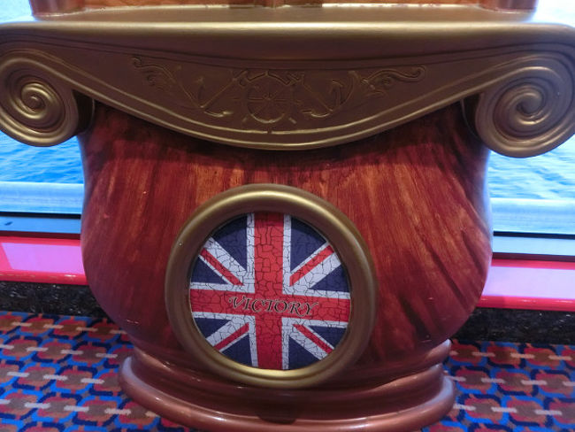 ビュッフェレストランの名前は「ネルソン」。そういうわけで、こういう柱飾りになっています。