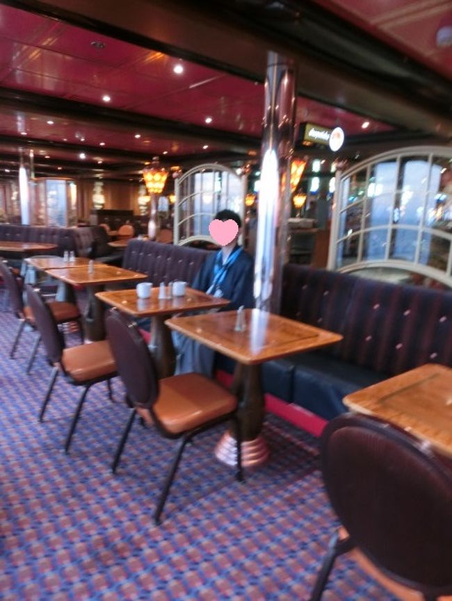 子どもたちはキッズルームに預け、夫婦二人でビュッフェレストランでお茶。