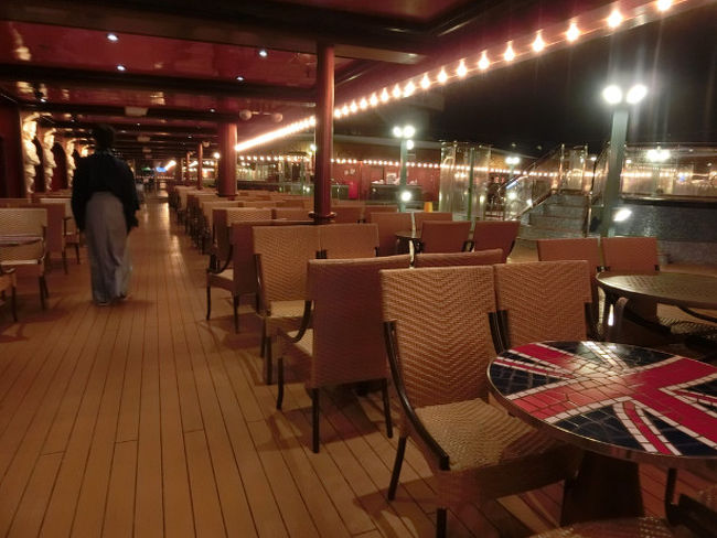 夜のプールサイドの様子です。