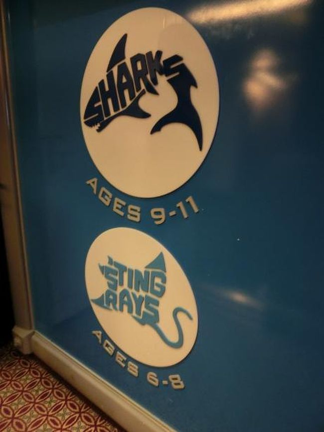 キッズルームの入り口の様子です。入り口には監視カメラの映像がついていて、中の様子がうかがえます。「カーニバルミラクル」はなんと2才から子供を預かってくれるので、助かりました。ルイもレオも英語はほとんどできませんが、楽しんでいた様子。