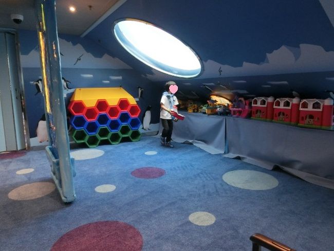 この写真は公開日にとったもの。普段は写真撮影禁止です。船の先頭部分に位置しているので、窓のある壁はまっすぐでなく、傾いています。