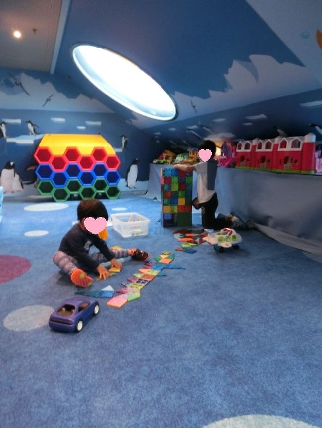 写真のようなおもちゃの他にも、テレビゲームもありました。ルイはふだんはテレビゲームができないので、「I&#39;d like to play with Mariokart!」というフレーズはしっかり覚えていました。