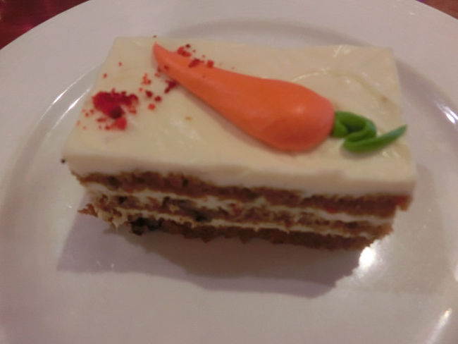 ニンジンケーキ<br />上のニンジンはムースで作られていました