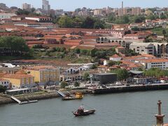 　そろそろランチタイムです。カテドラルの脇の道を降りて、リベイラ地区(Cais da Ribeira)に行ってみることにします。脇道から思わぬ絶景が楽しめました。