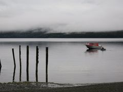 あいにくの天気のためテ・アナウ湖はどんより気味です。
湖畔を散策していると有料トイレがあり、$1/人を受付のおじさんに支払い利用しました。
有料な分とてもきれいなトイレでした。
