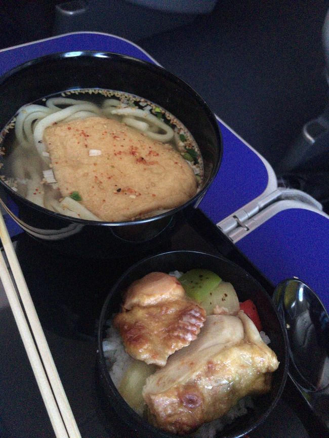 きつねうどんと小丼。小丼のご飯は旨かった。さすがにここからカレーは無理かな。