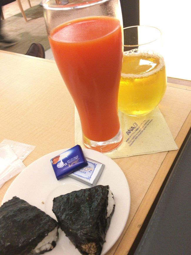 ＪＡＬ ＡＢＣでお土産荷物を自宅に送り、アライバルラウンジへ。プレミアム席は満席で撃沈。夜は食べられないかもってことで軽く炭水化物行っておきました。<br /><br />ここで名古屋便のボーディング時間が早まったと放送が入り、急いでバスラウンジへ。