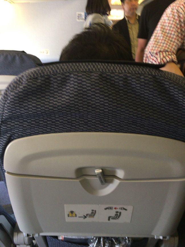 定刻３０分前に優先搭乗。ＤＩＡ結構いましたね。コードシェアのファースト客なのかも。