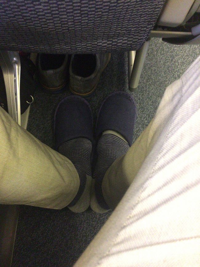 ８１６便で持ってきたスリッパを活用。このあと搭乗者確認とか手荷物が入れられないとかわらわら時間が過ぎ、定刻２０分遅れで出発。ただ、途中挽回して５分遅れでＮＧＯ到着<br /><br />持ち込み手荷物でっかいの３つの人とか（預けろや）やめて欲しいっすな。