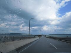 20:05那覇発なので、帰る前に「海中道路」へドライブ。
さっきまでお天気だったのが、雨が降ってきました。