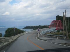赤い橋を渡ったら、伊計（いけい）島♪
島巡りドライブの最北端へ。