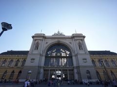 ブダペスト東駅。
立派な駅舎を出て地下鉄に乗り換えます。
トラベルカード(地下鉄・バスを24時間乗れる券)はクレジットカードでも購入可能でした。確か600円くらいだったか。