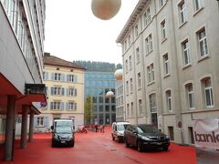 駅からKornhausstrasseを進んで左に見えてくるのが真っ赤に染まったStadtlounge(シュタットラウンジ)
