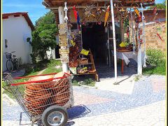 【ポルトセグーロベイ／バイーア州／ブラジル】

民芸品を中心に色々なものが売られています。