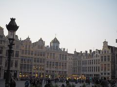 ブリュッセルと言えばグランプラスですよね。
広場自体はそんなに広くありませんが、沢山の観光客で賑わってました。
警察？軍隊？の警備の方たちも結構いました。