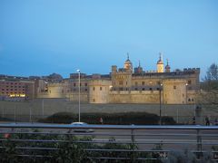 悪名高い？ロンドン塔。
夜になると不気味さが増しますね。