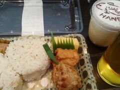 お昼ご飯はラウンジで、空弁をいただきました。