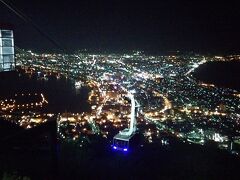 函館山展望台の撮影スポットは観光客でびっしり！
写真を撮ったら早々とどかないと回らないカンジです。
そのため、のんびり夜景を楽しむのは困難です。

ただ、タクシーの運転手さんが夜景をのんびり見られる穴場スポットを教えてくださいました。
なので、ゆっくり楽しめました。
同じように夜景をゆっくり楽しみたいという方は是非！思い切って観光タクシーで回ってみてください。

