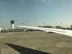 1時間少々であっという間に香川・高松空港に着陸です。奥さんより少し早く到着したので、レンタカーの手続きに向かいます。
