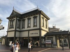 アーケードを出ると伊予鉄の道後温泉駅です。駅舎の右手に向いてカメラを構えている方々は...