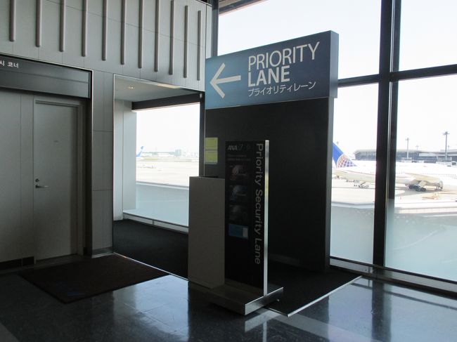 NH006 成田→ロサンゼルス行きからスタートです。<br />特典航空券で9千円。<br />購入すると40万円以上するのにね、マイル万歳！！<br />スタアラゴールドレーンより、ANAのプライオリティーレーンの方が空いてます。