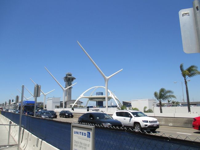 ロサンゼルス空港トムブラットレーターミナル到着。ラスベガス行きのユナイテッドは第７ターミナル。入国してトランクをピックアップしてトランジットカウンターでまた預けてと忙しいです。乗り継ぎが2時間20分しかありません。急げ！！！！<br />