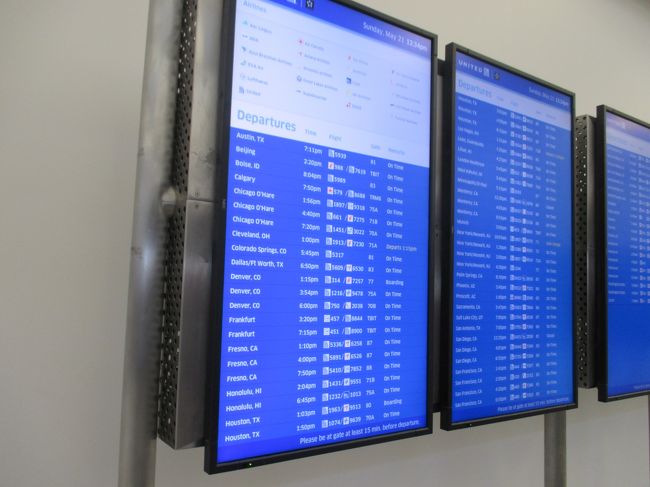 乗り継ぎのユナイテッド1554便のゲートを確認。ゲートに着いたらボーディング開始時間でした。ロスみたいな巨大空港は移動が大変です。