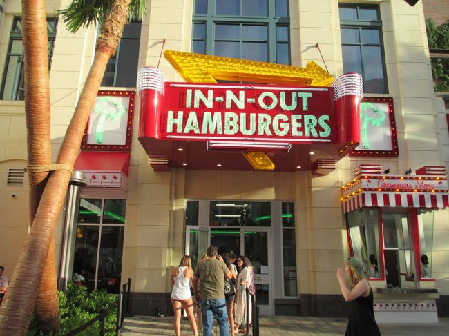 IN-N-OUT HAMBURGERSで食事です。並んでます。