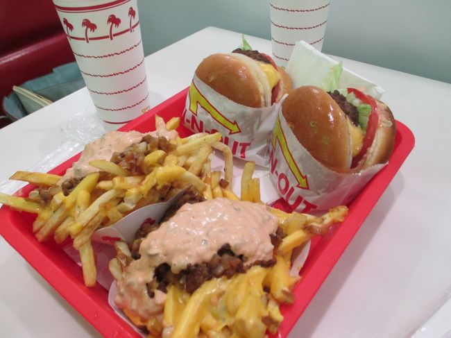 チーズバーガー、ポテト、ルートビア。ポテトは裏メニュー的なチーズトッピングにしてもらいました。テキトーな英語でOKでした。